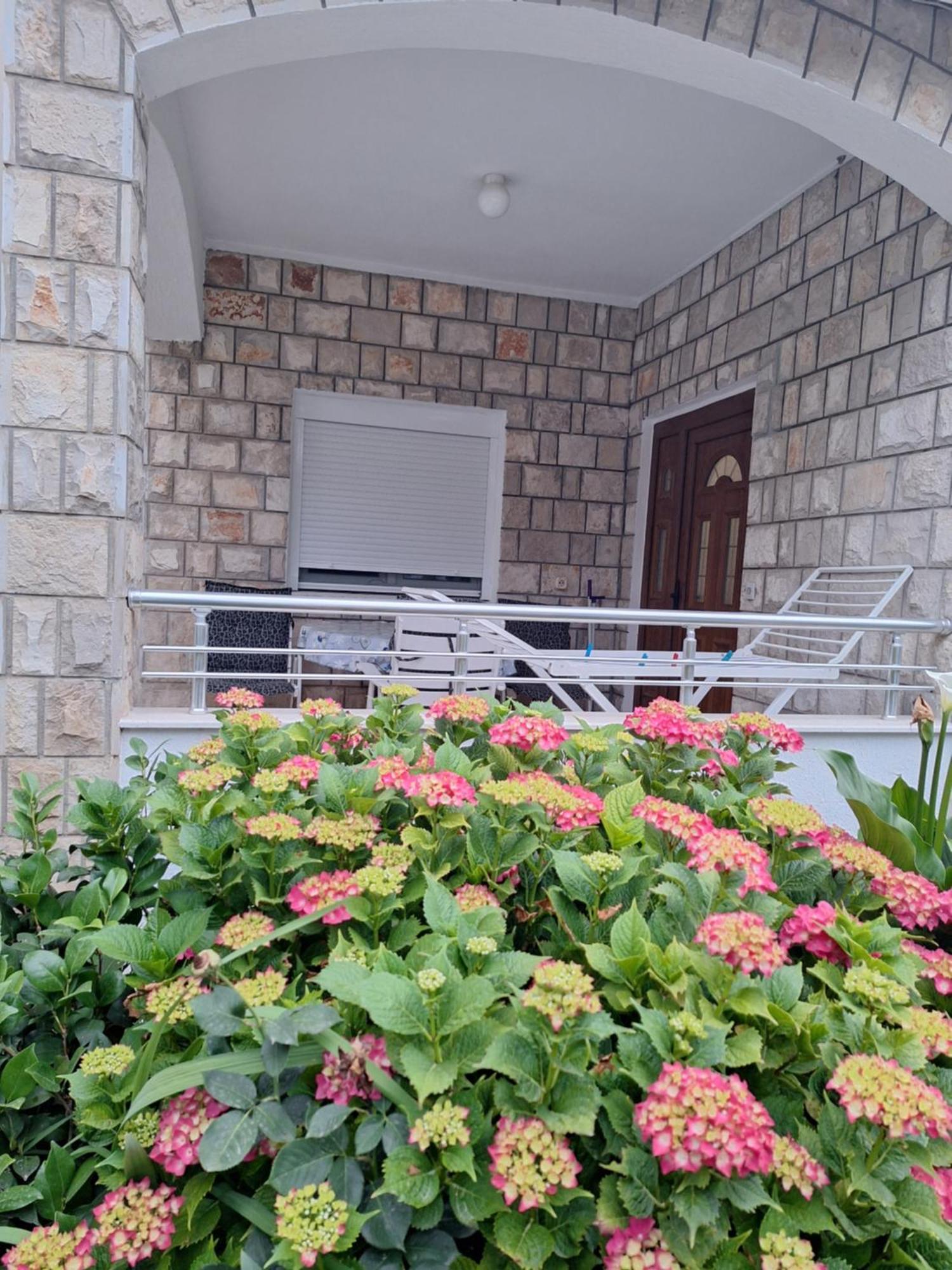 Apartments Kuc Bar Bagian luar foto