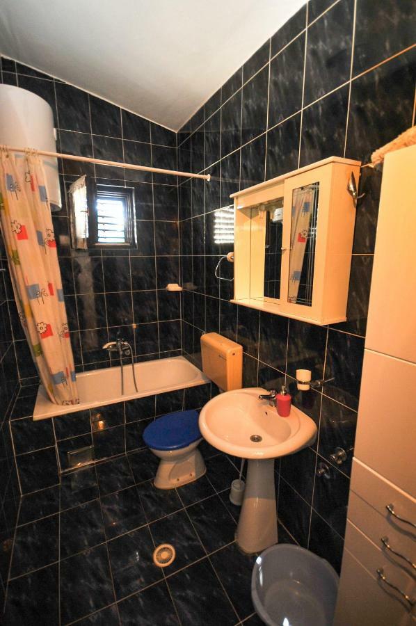 Apartments Kuc Bar Bagian luar foto