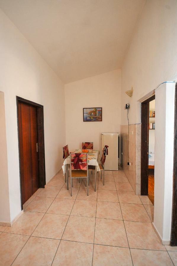 Apartments Kuc Bar Bagian luar foto